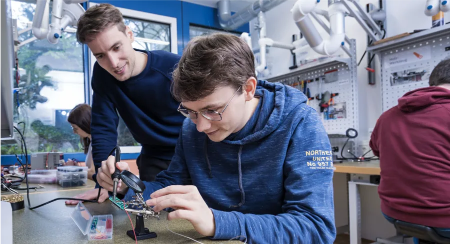 Pascal Jansen supervising students during a hands-on prototyping session